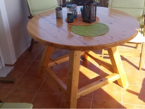 Τραπέζι στρογγυλά με τετράγωνα πόδια